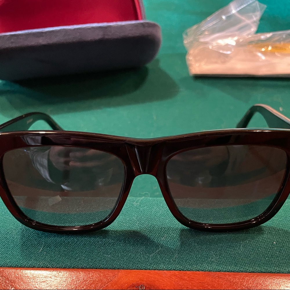 Gucci sunglass